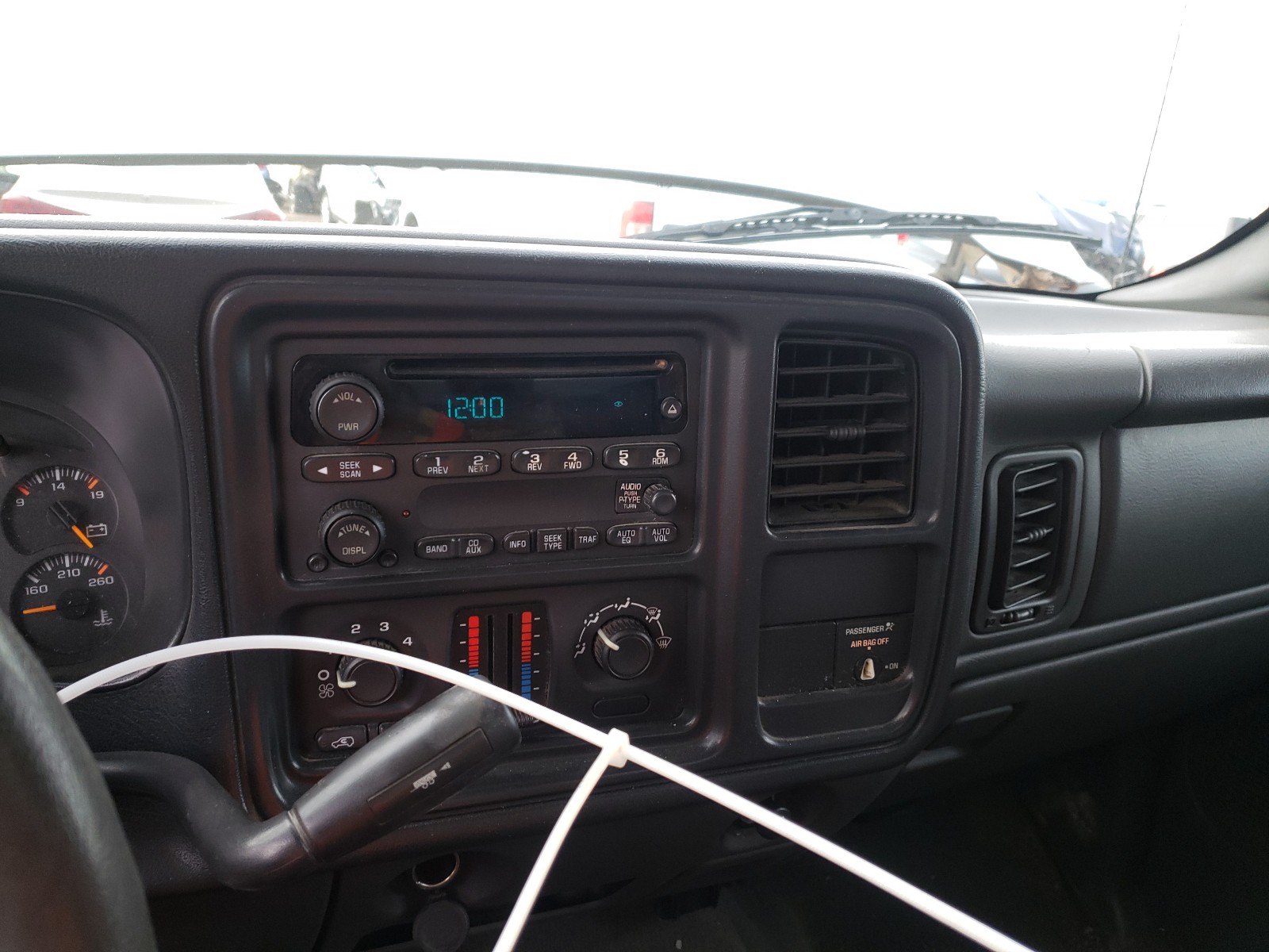 Photo 9 from auction – 2004 CHEVROLET SILVERADO with VIN 1GCHK29UX4E350629