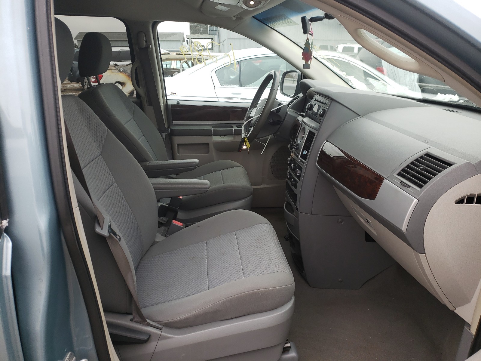 Photo 5 from auction – 2010 CHRYSLER TOWN & COU with VIN 2A4RR5D11AR266044