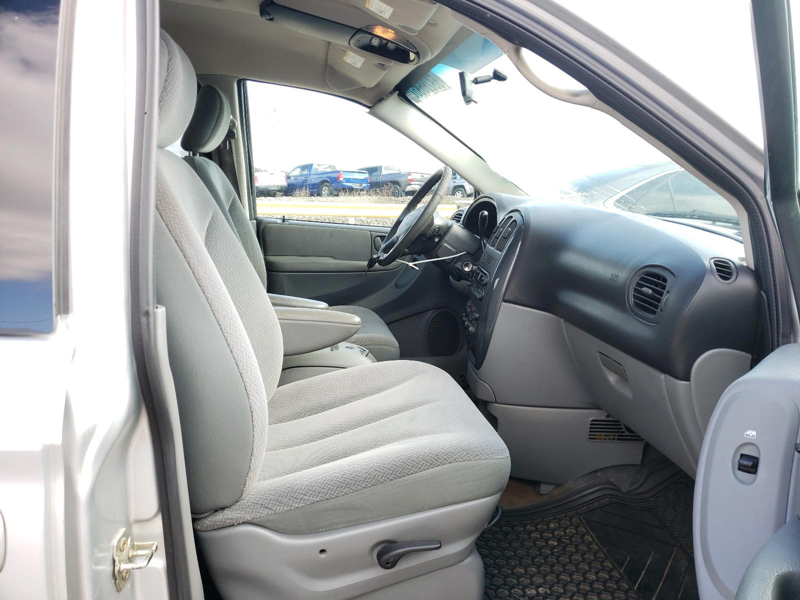 Photo 5 from auction – 2005 DODGE GRAND CARA with VIN 2D4GP44L65R225478