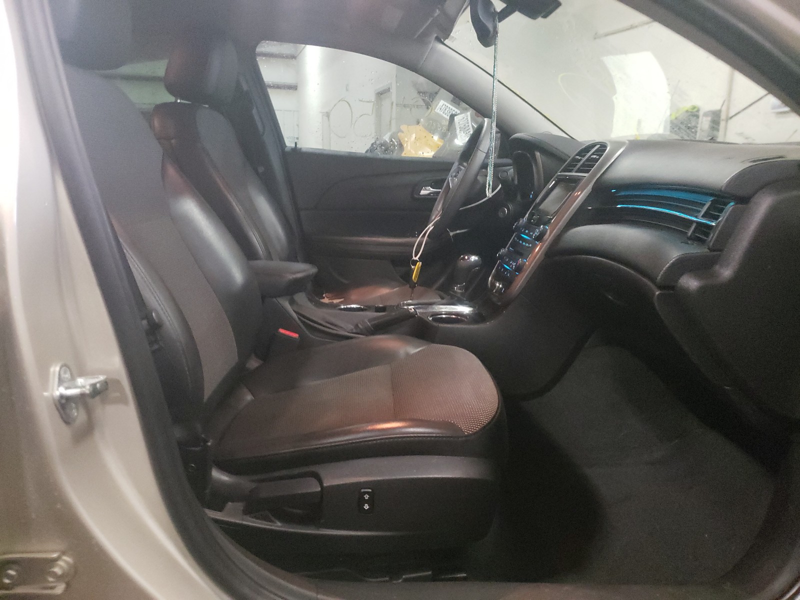 Photo 5 from auction – 2015 CHEVROLET MALIBU 1LT with VIN 1G11C5SL1FF271132
