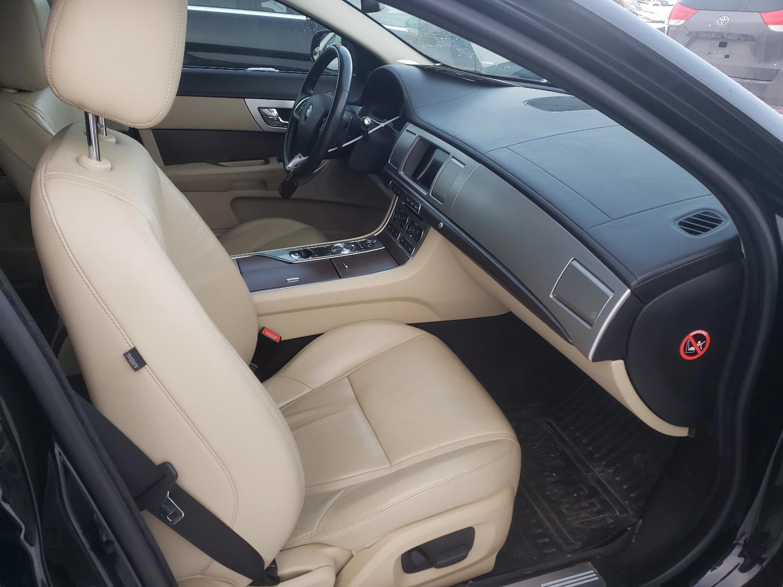 Photo 5 from auction – 2015 JAGUAR XF with VIN SAJXA0ESXFPU54568