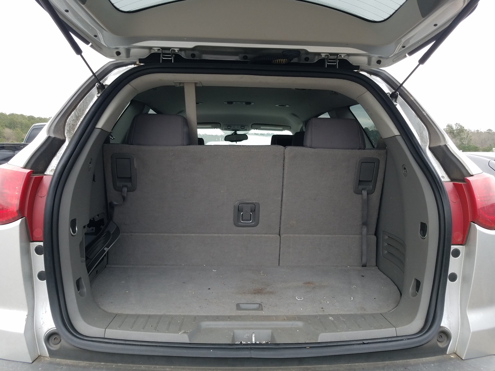 Photo 9 from auction – 2010 CHEVROLET TRAVERSE L with VIN 1GNLRFED4AJ250748
