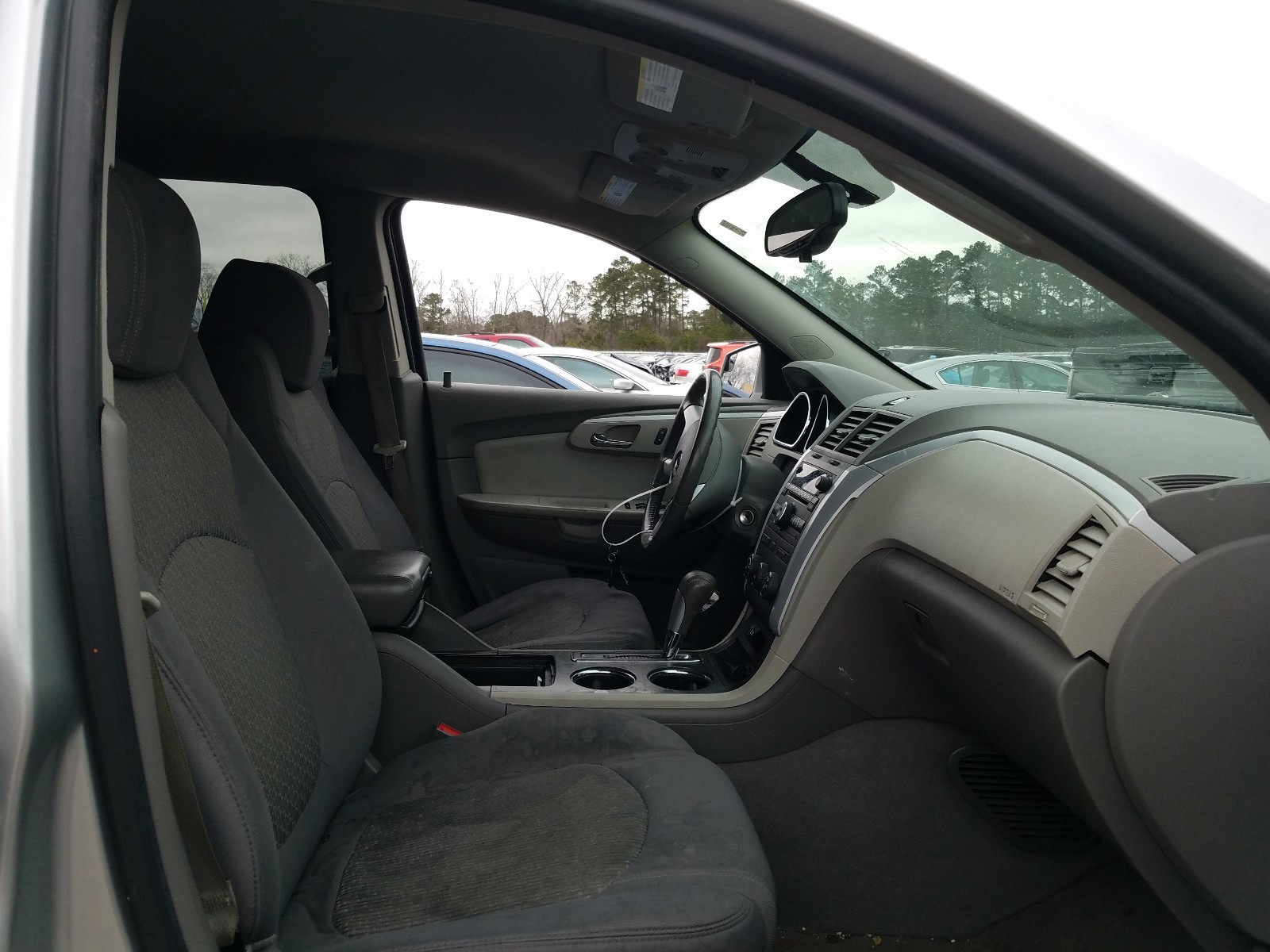 Photo 5 from auction – 2010 CHEVROLET TRAVERSE L with VIN 1GNLRFED4AJ250748
