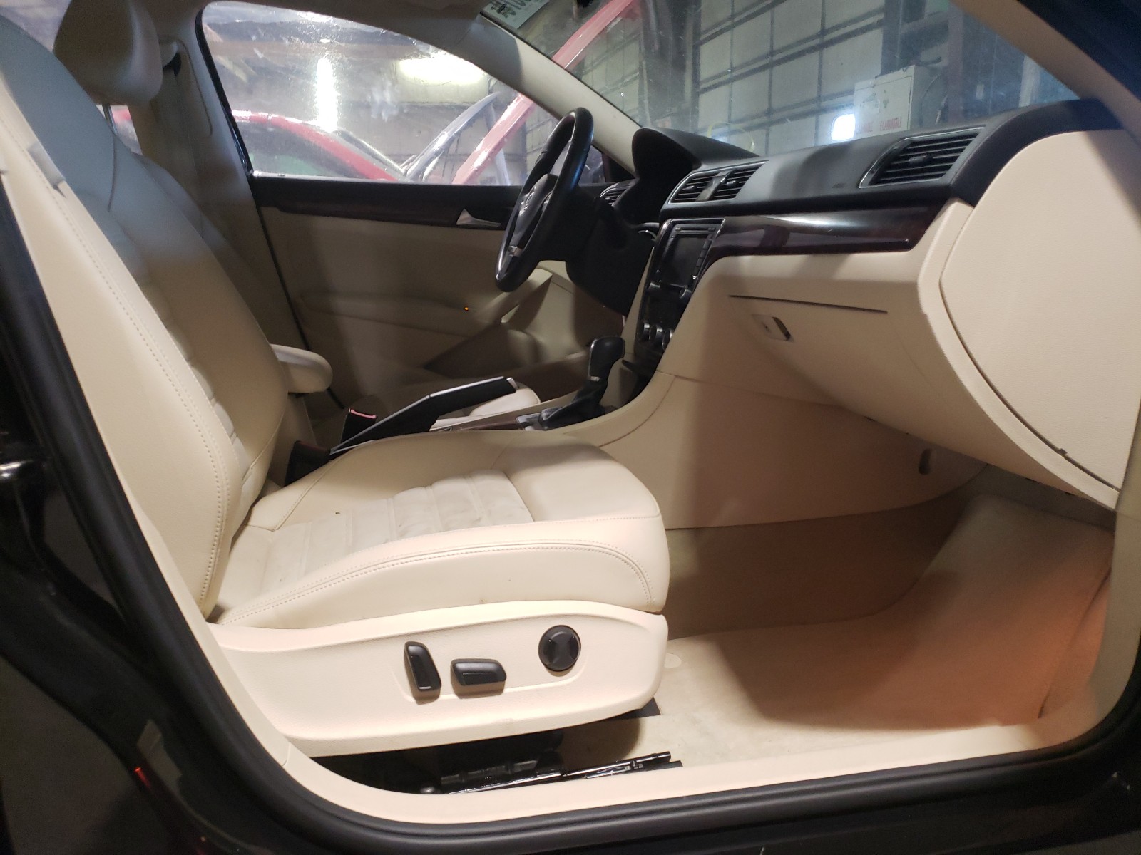 Photo 5 from auction – 2013 VOLKSWAGEN PASSAT SEL with VIN 1VWCN7A39DC039073