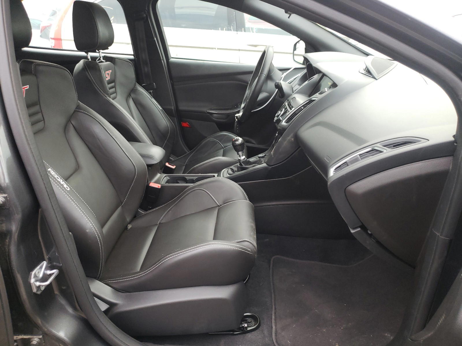 Photo 5 from auction – 2016 FORD FOCUS ST with VIN 1FADP3L95GL386793