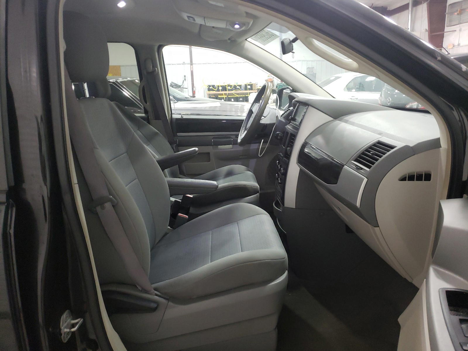Photo 5 from auction – 2010 DODGE GRAND CARA with VIN 2D4RN5D18AR349183