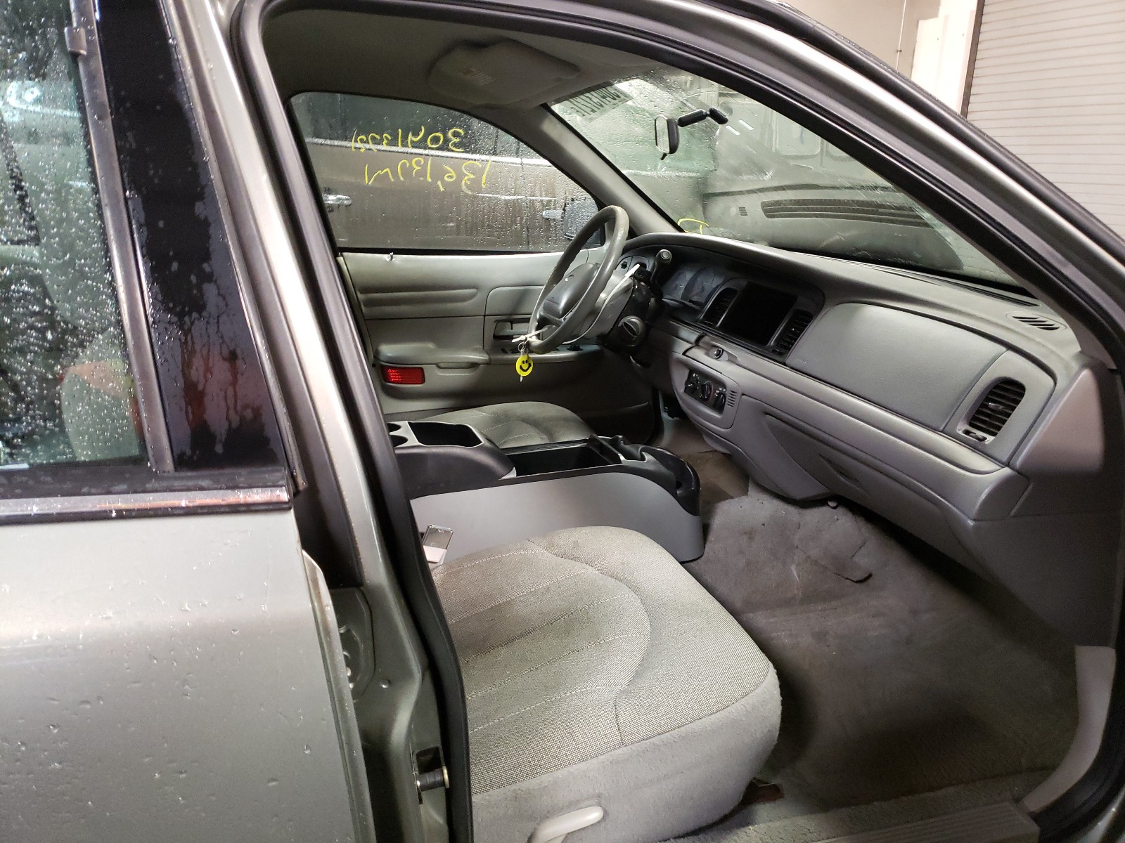 Photo 5 from auction – 1999 FORD CROWN VICT with VIN 2FAFP71W2XX194436