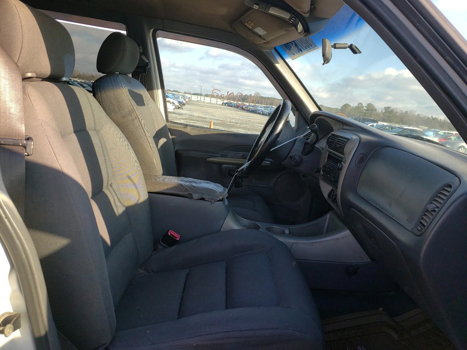 Photo 5 from auction – 2001 FORD EXPLORER S with VIN 1FMZU67E11UB71071