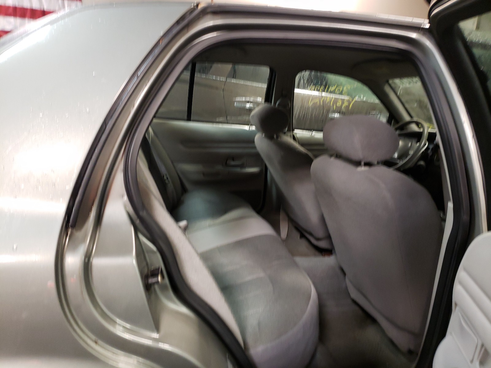 Photo 6 from auction – 1999 FORD CROWN VICT with VIN 2FAFP71W2XX194436