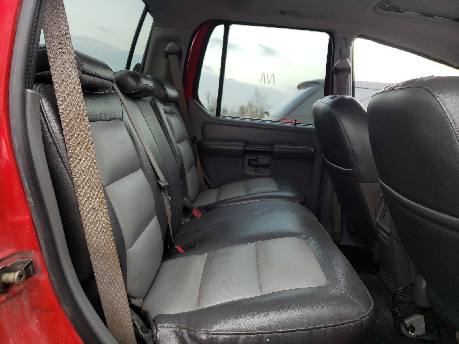 Photo 6 from auction – 2005 FORD EXPLORER S with VIN 1FMZU77KX5UA29206