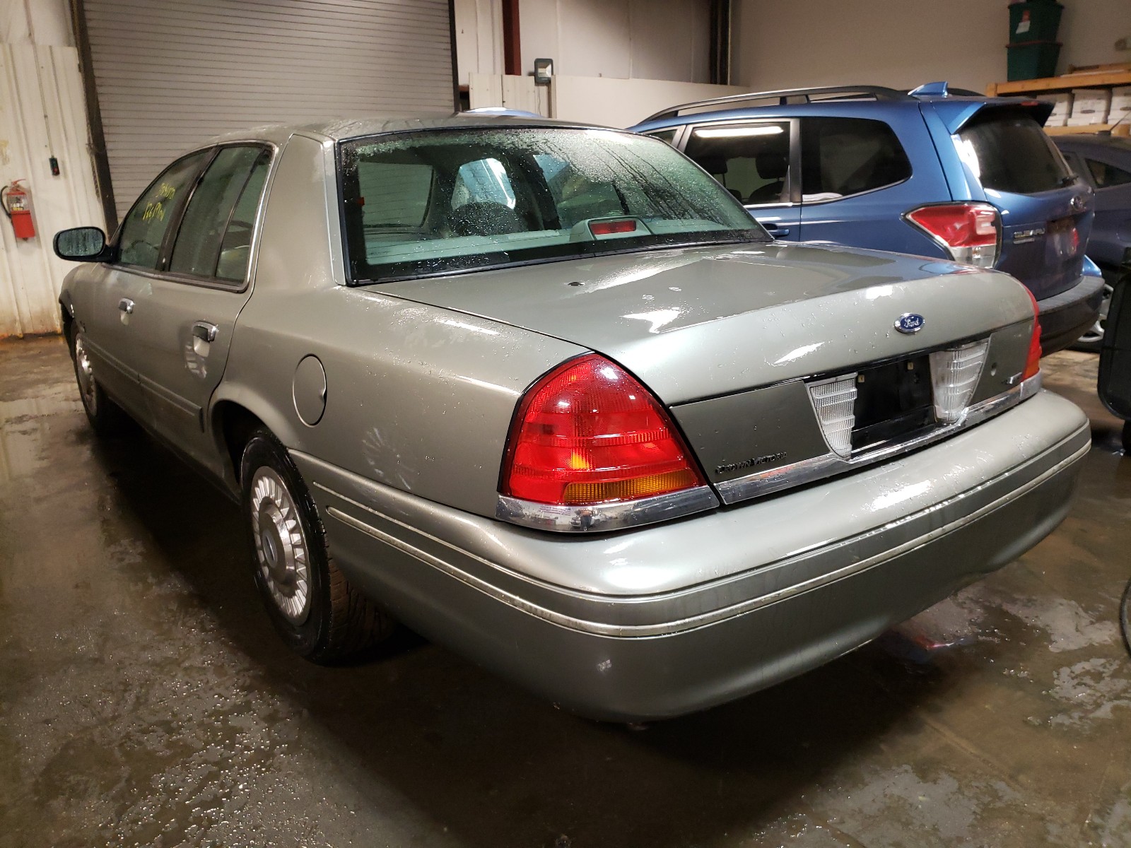 Photo 3 from auction – 1999 FORD CROWN VICT with VIN 2FAFP71W2XX194436