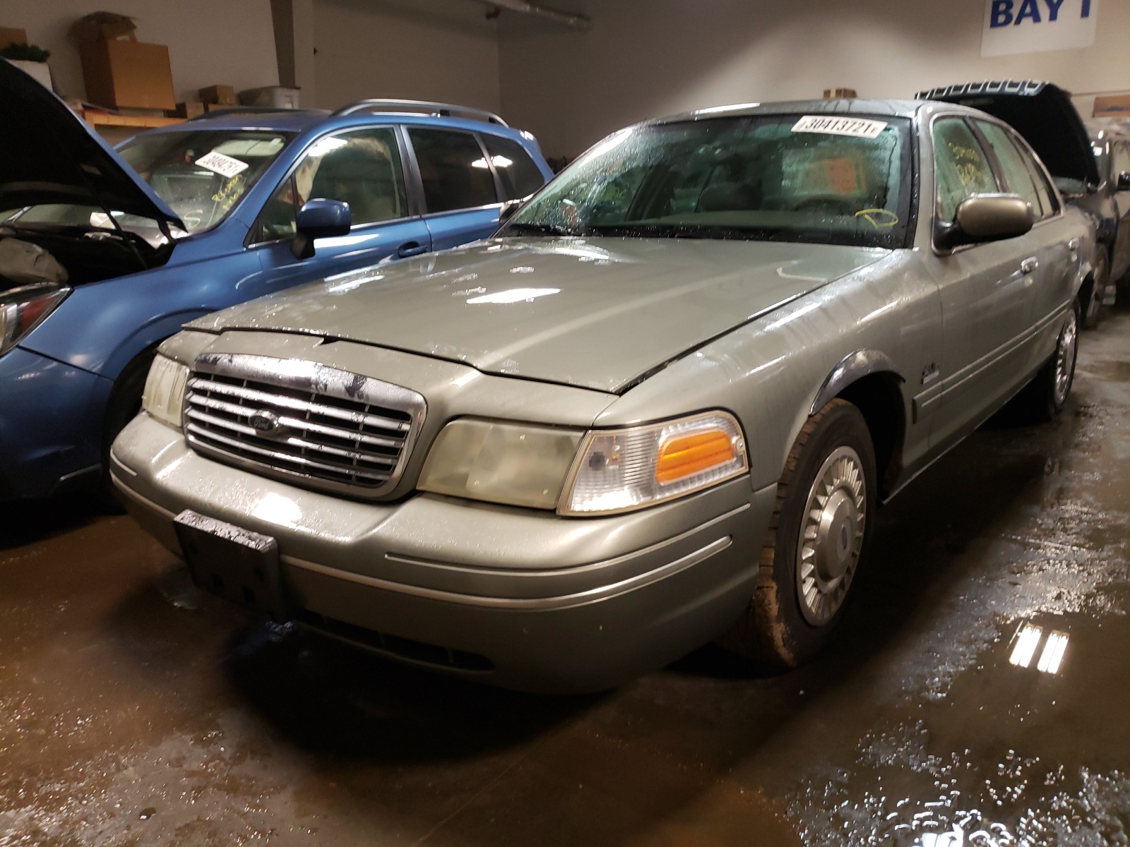 Photo 2 from auction – 1999 FORD CROWN VICT with VIN 2FAFP71W2XX194436