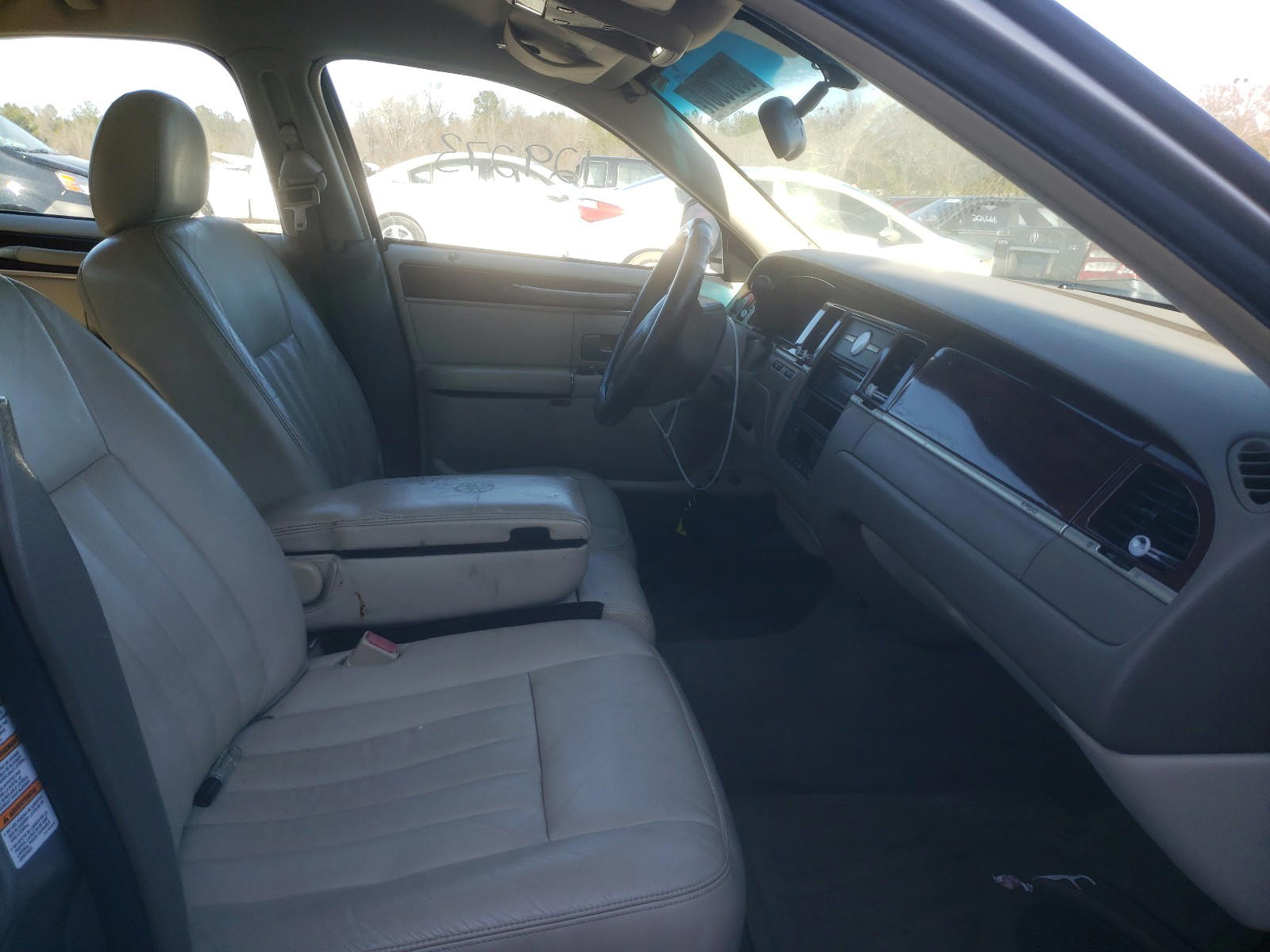Photo 5 from auction – 2003 LINCOLN TOWN CAR E with VIN 1LNHM81W23Y696919