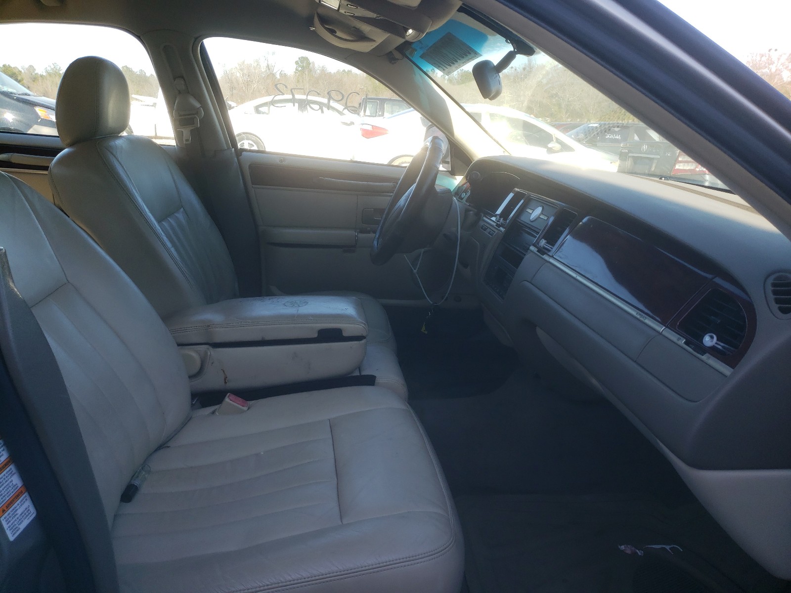 Zdjęcie 5 z aukcji – 2003 LINCOLN TOWN CAR E z VIN 1LNHM81W23Y696919