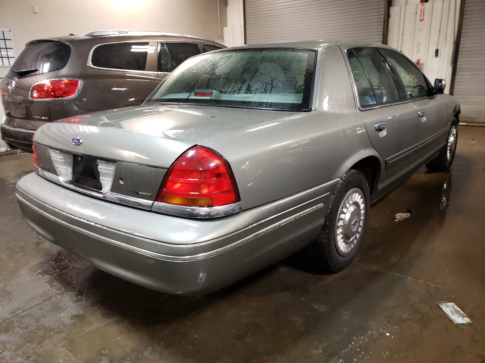 Photo 4 from auction – 1999 FORD CROWN VICT with VIN 2FAFP71W2XX194436