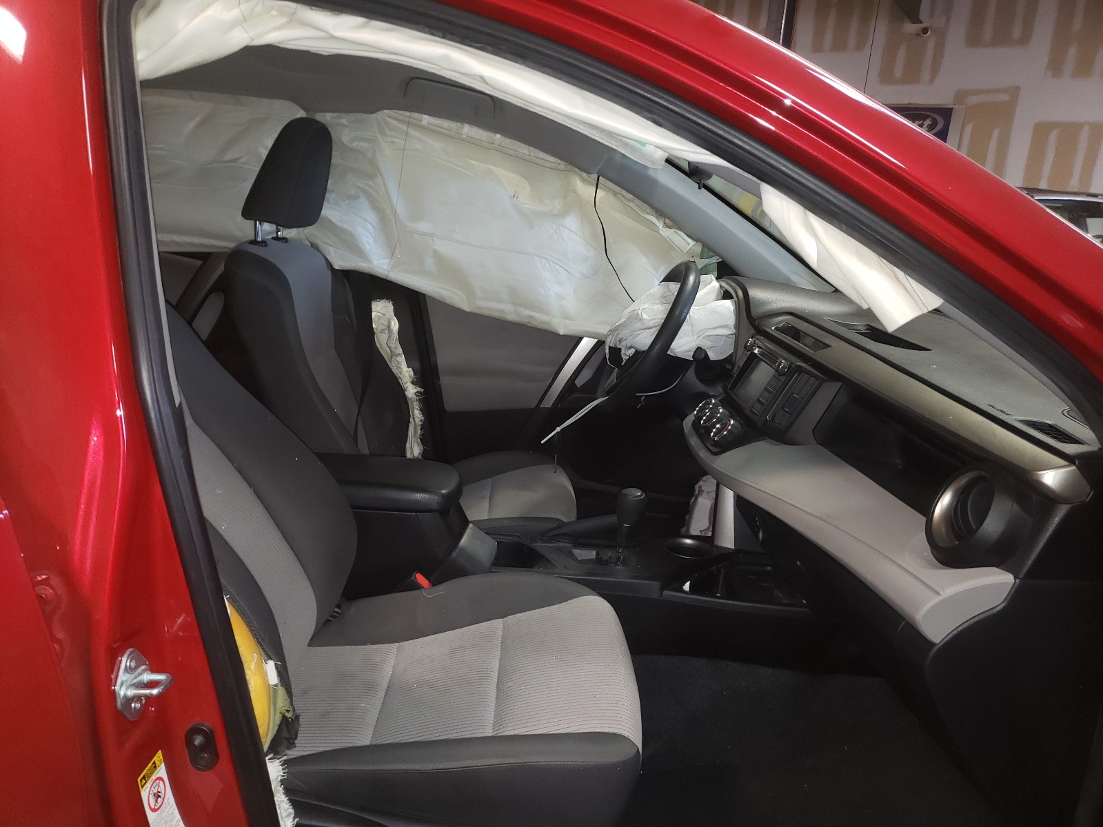 Photo 5 from auction – 2015 TOYOTA RAV4 LE with VIN JTMBFREV7FD107810