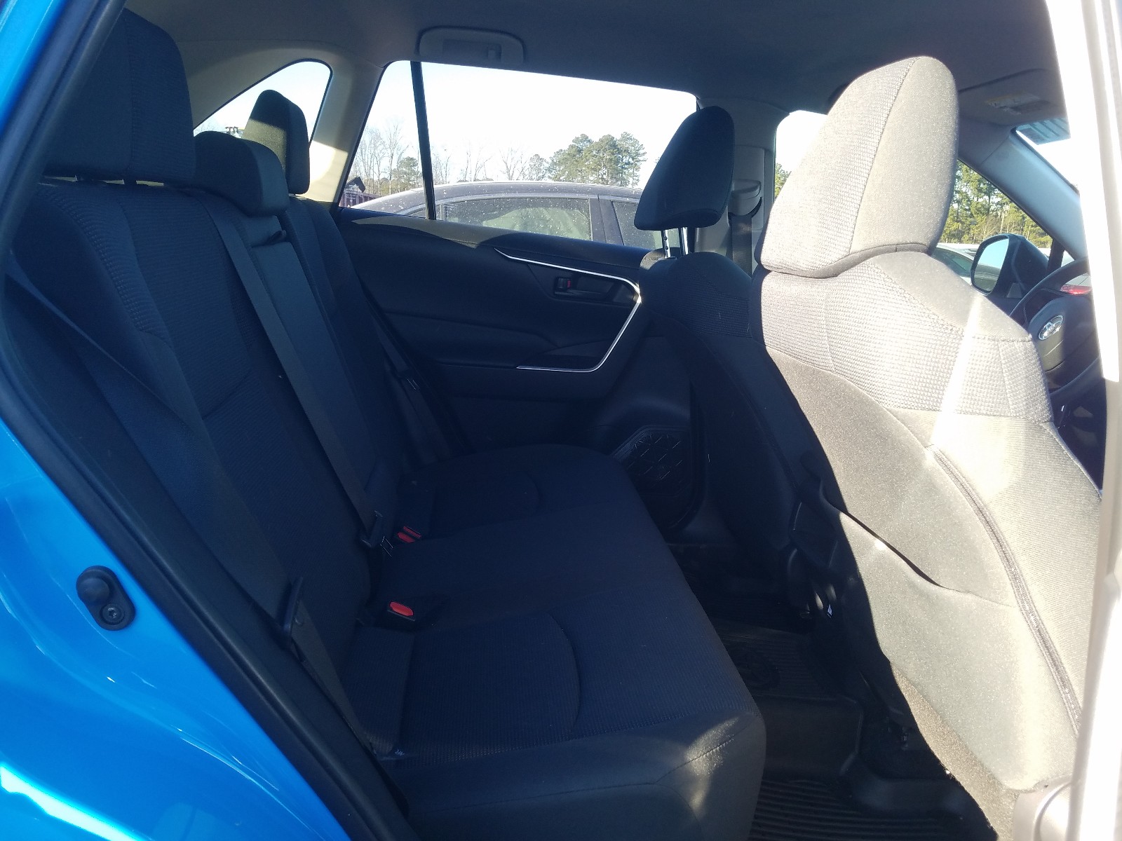 Photo 16 from auction – 2019 TOYOTA RAV4 LE with VIN JTMH1RFV1KD041837