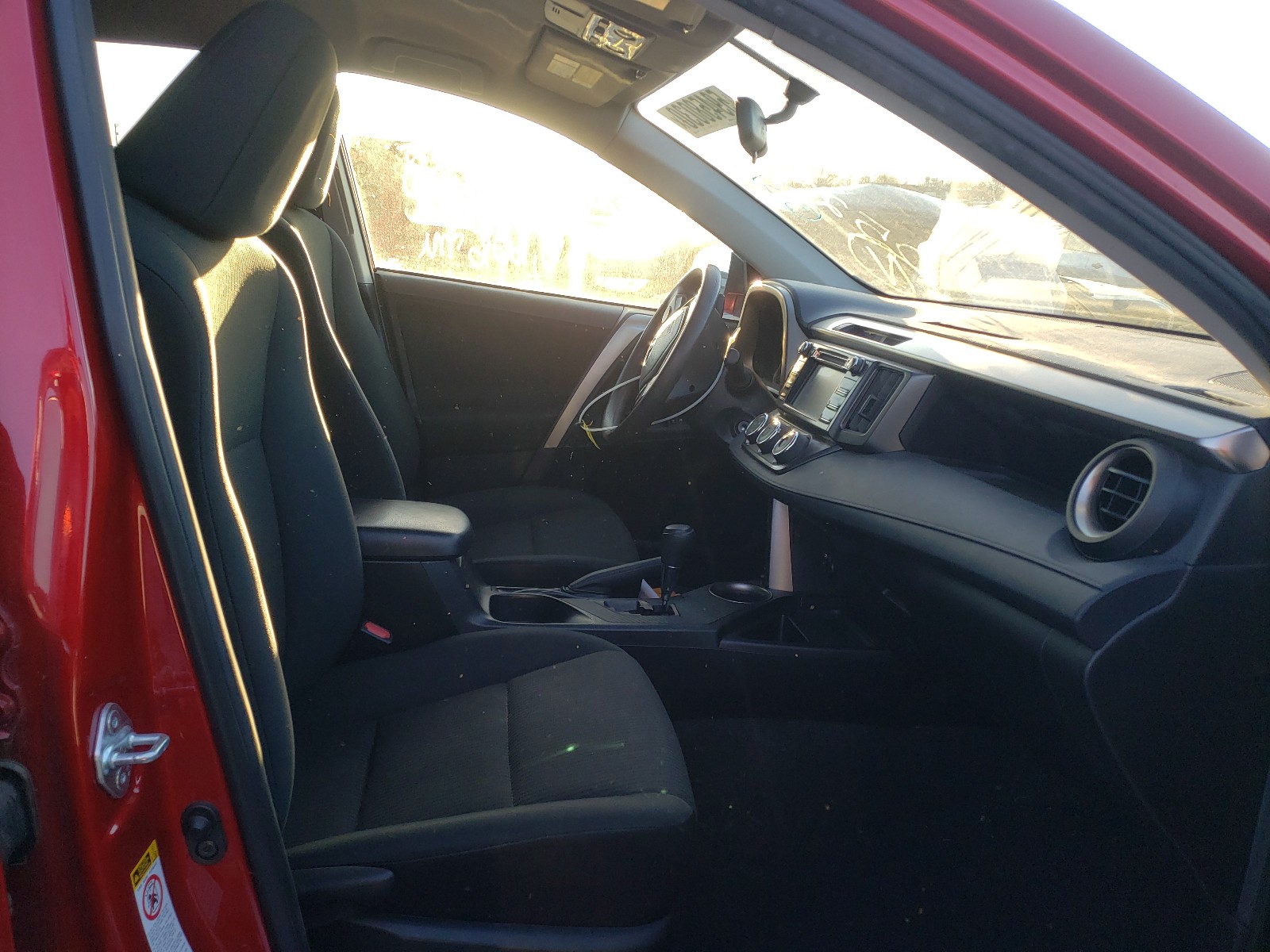 Photo 5 from auction – 2015 TOYOTA RAV4 LE with VIN JTMZFREV6FJ056493