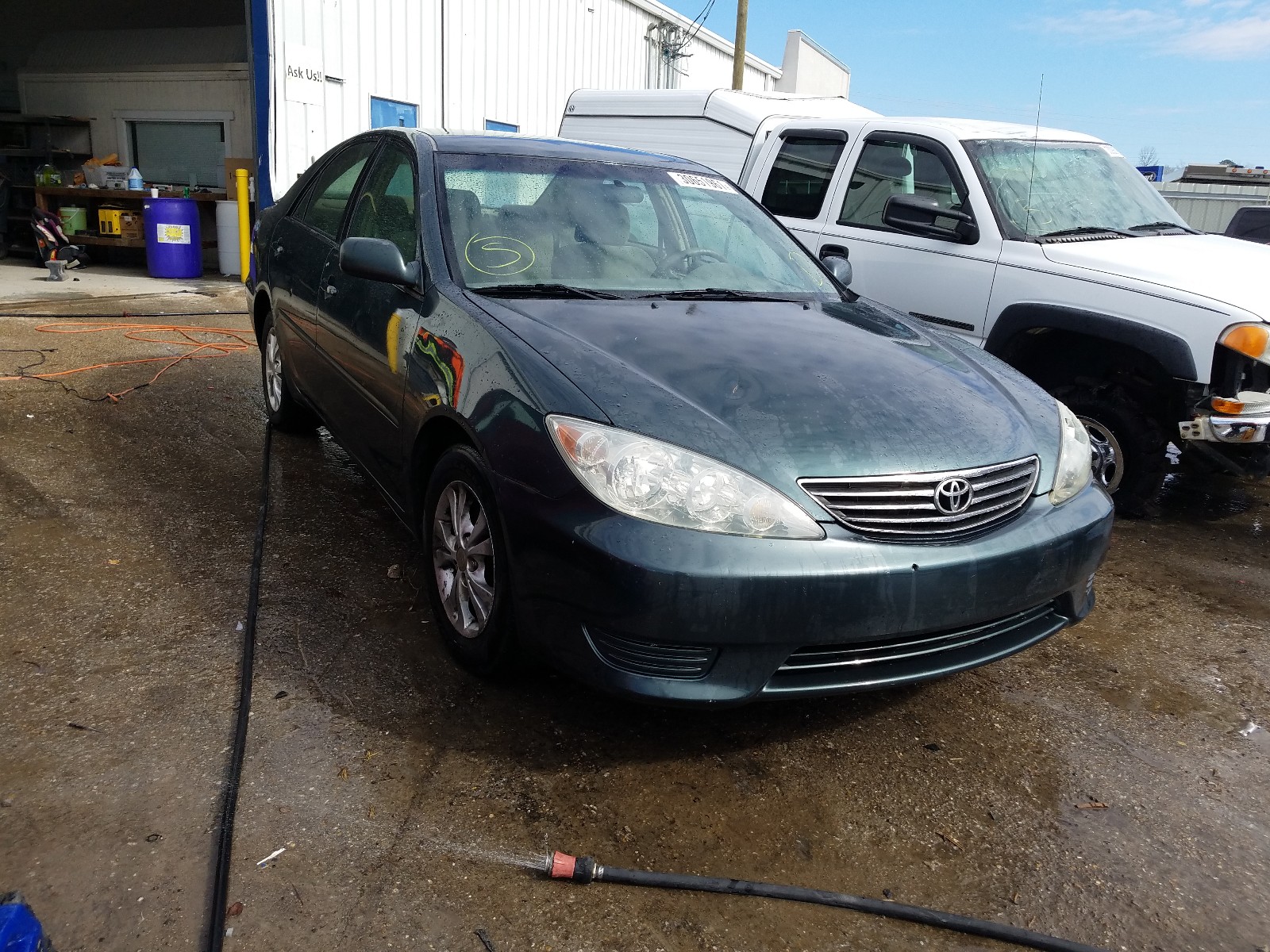 TOYOTA CAMRY LE 2005 with VIN 4T1BE32K35U405758 - Photo from auction