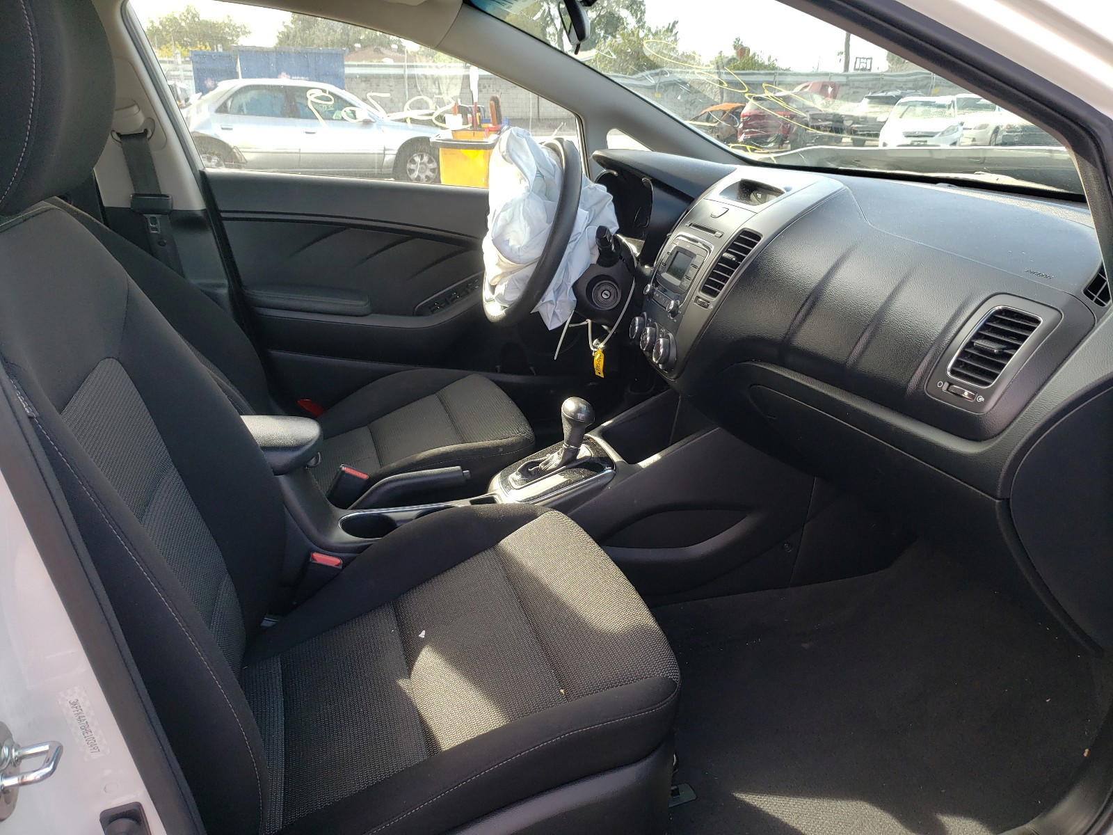 Photo 5 from auction – 2017 KIA FORTE with VIN 3KPFK4A78HE103497