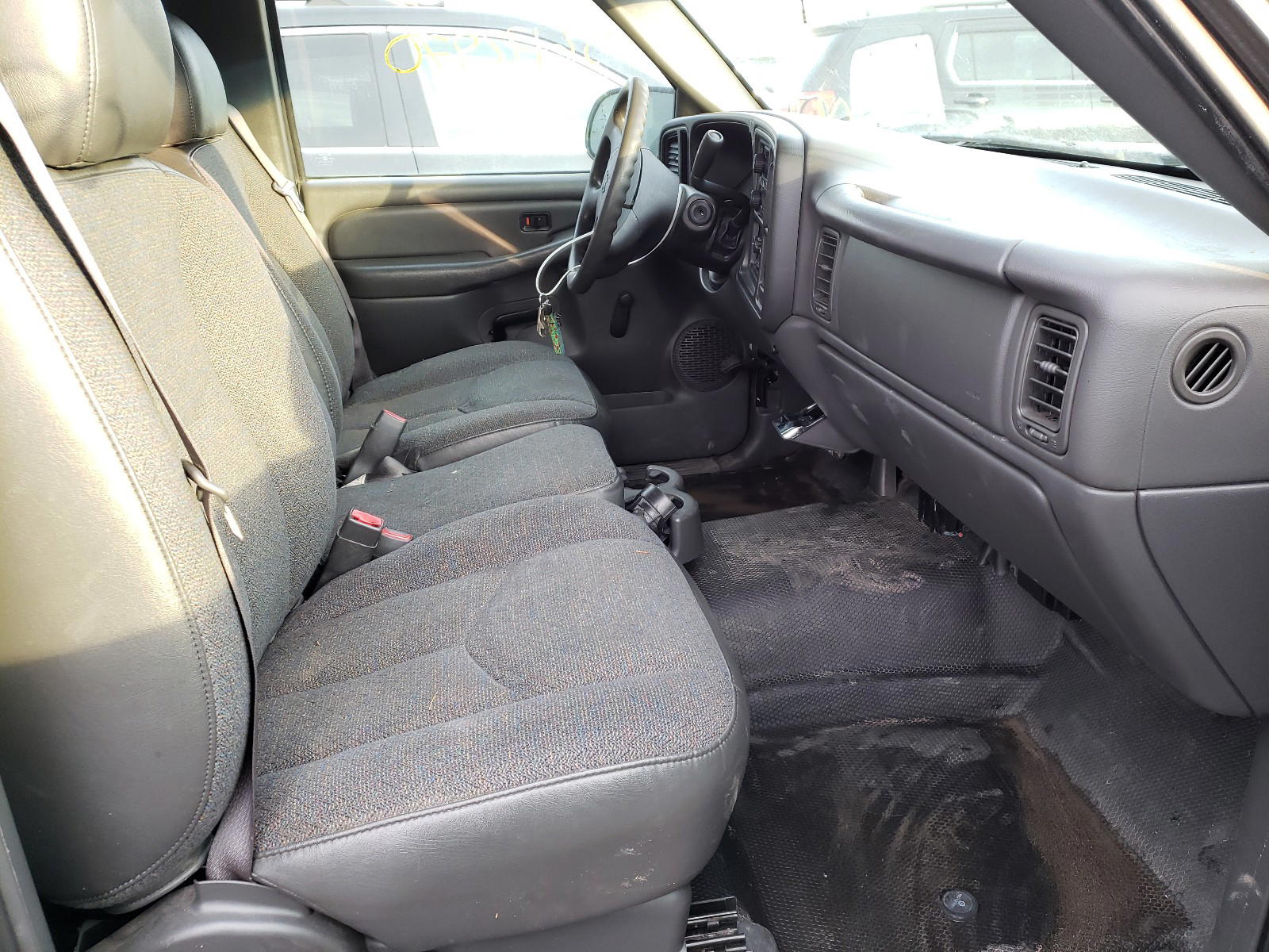 Photo 5 from auction – 2004 CHEVROLET SILVERADO with VIN 1GCEC14V84E112594