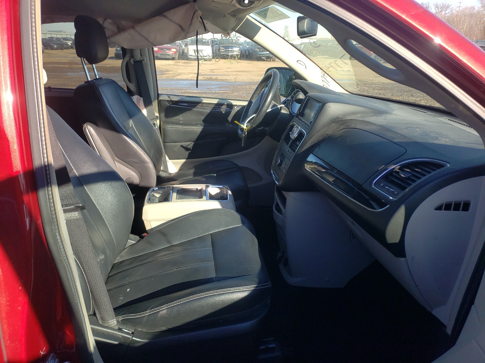 Photo 5 from auction – 2015 CHRYSLER TOWN & COU with VIN 2C4RC1BG1FR577780