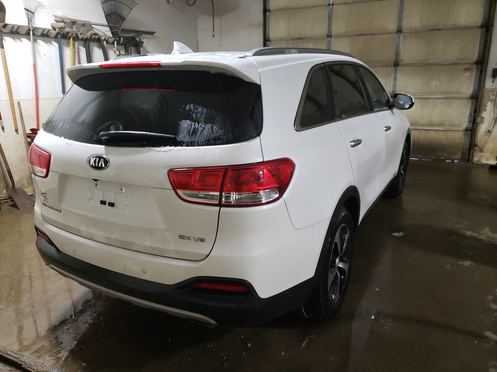 Photo 4 from auction – 2017 KIA SORENTO EX with VIN 5XYPHDA5XHG261327