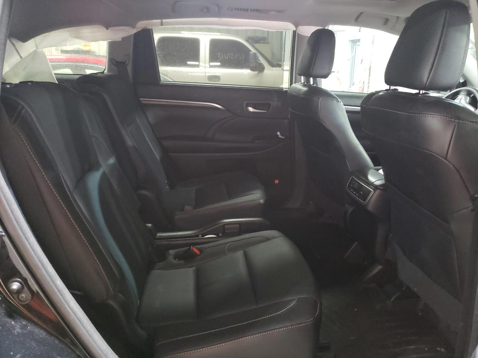 Photo 6 from auction – 2016 TOYOTA HIGHLANDER with VIN 5TDDKRFH5GS343214