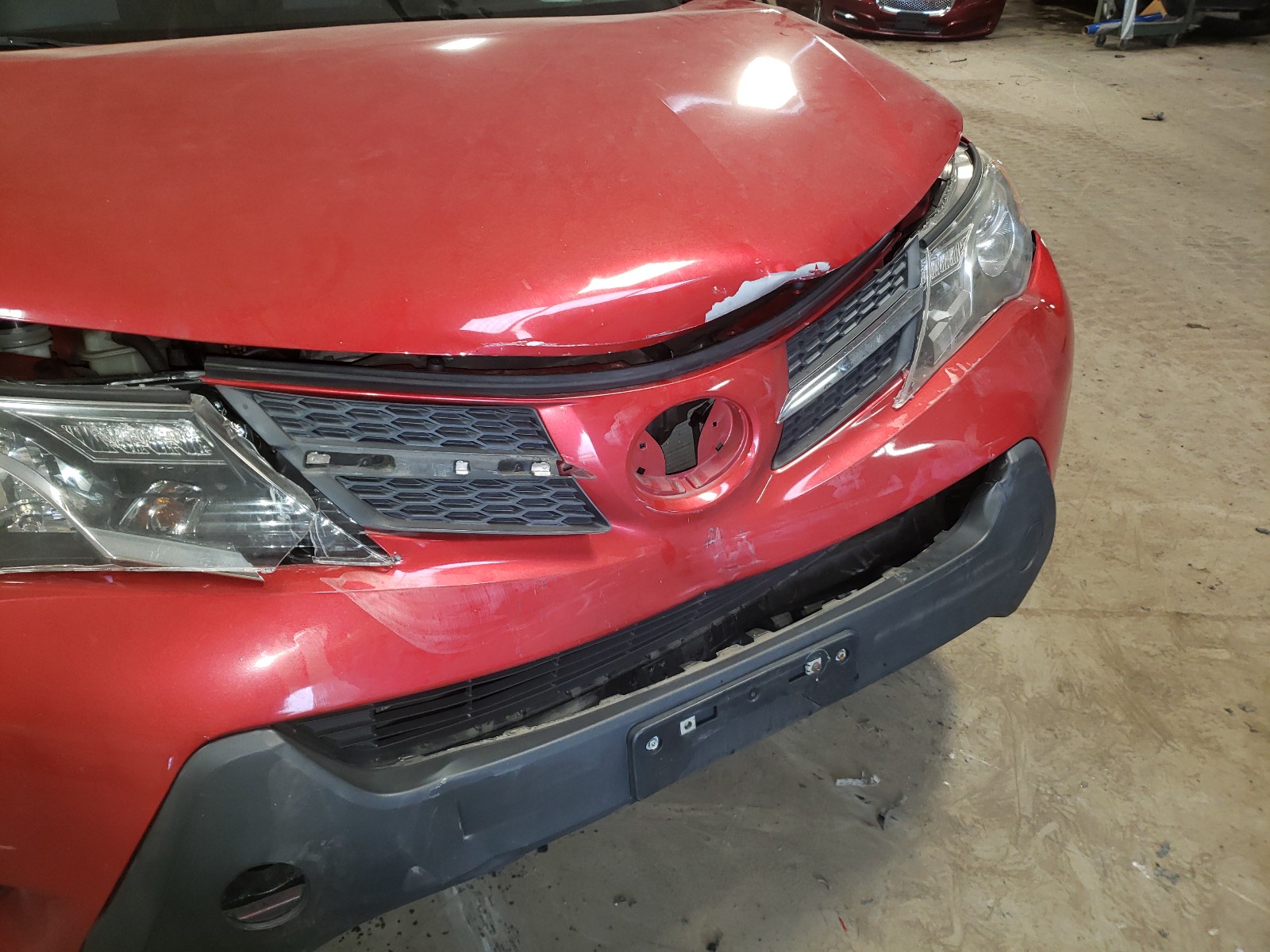 Photo 9 from auction – 2015 TOYOTA RAV4 LE with VIN JTMBFREV7FD107810