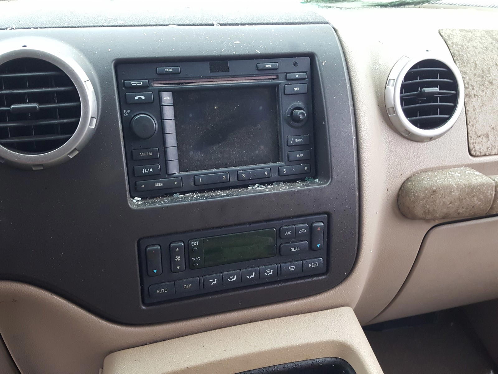 Photo 9 from auction – 2004 FORD EXPEDITION with VIN 1FMFU17L34LA69026