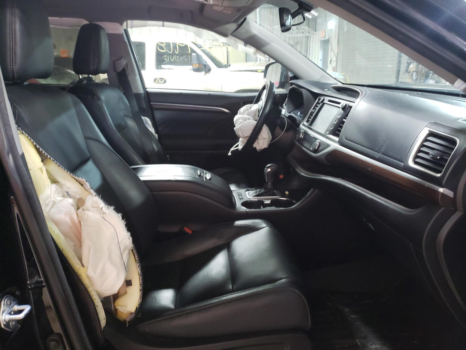 Photo 5 from auction – 2016 TOYOTA HIGHLANDER with VIN 5TDDKRFH5GS343214