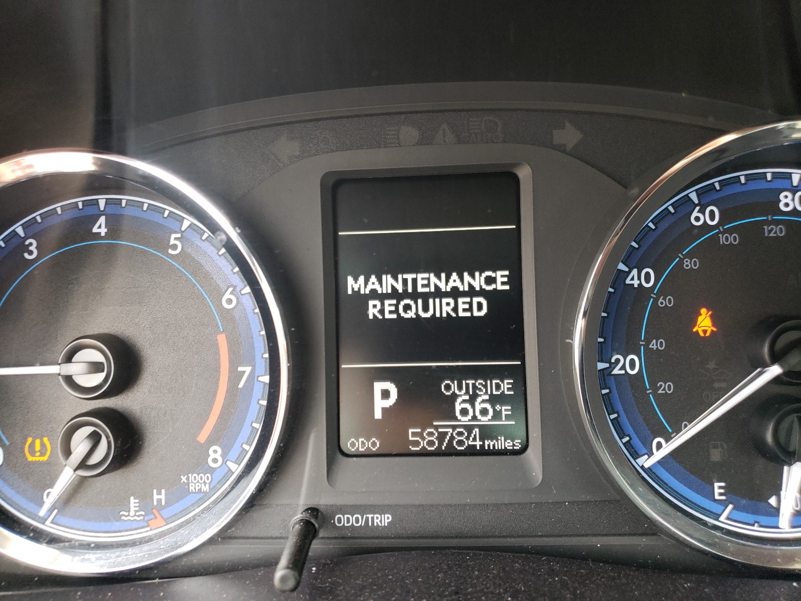 Photo 8 from auction – 2018 TOYOTA COROLLA L with VIN 5YFBURHE9JP830582