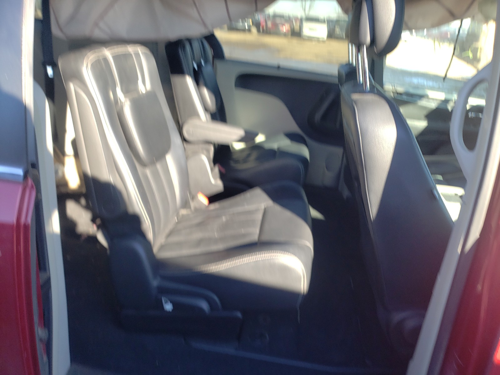 Photo 6 from auction – 2015 CHRYSLER TOWN & COU with VIN 2C4RC1BG1FR577780
