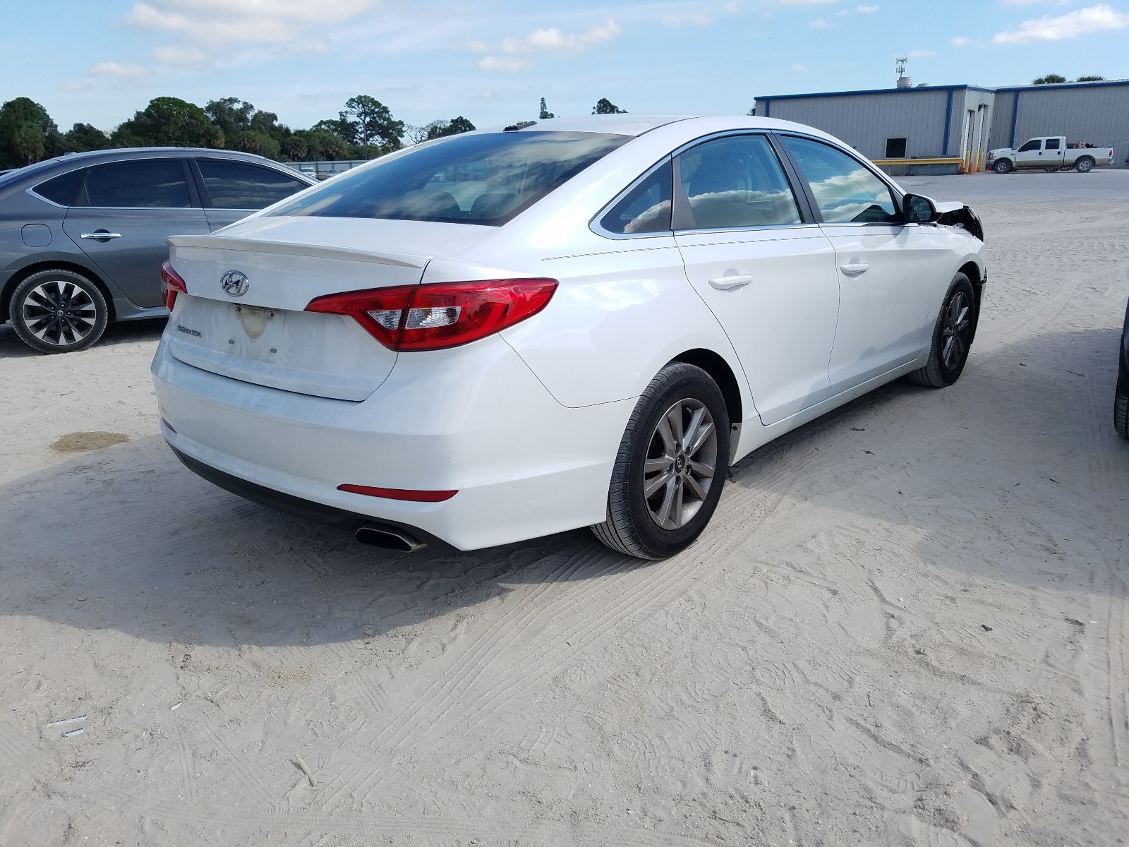 Photo 4 from auction – 2017 HYUNDAI SONATA SE with VIN 5NPE24AF8HH447622