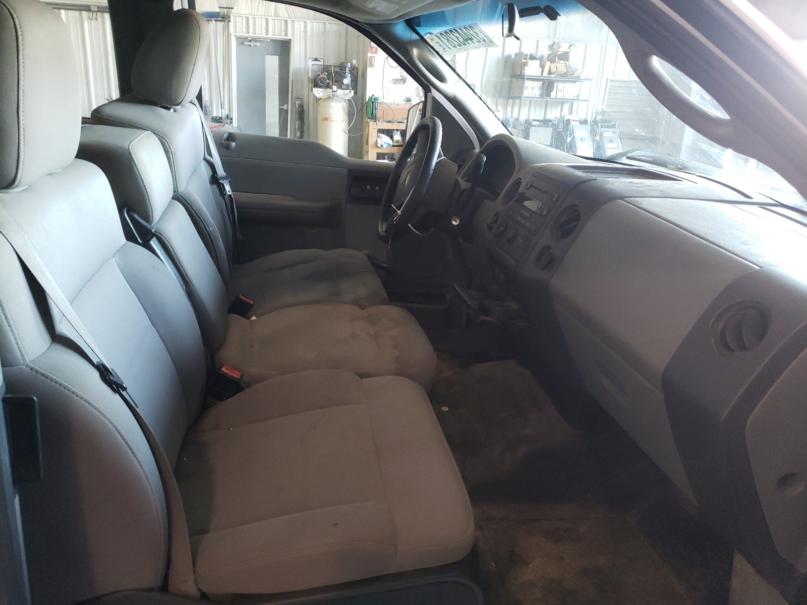 Photo 5 from auction – 2006 FORD F150 with VIN 1FTRX12W86NA95168