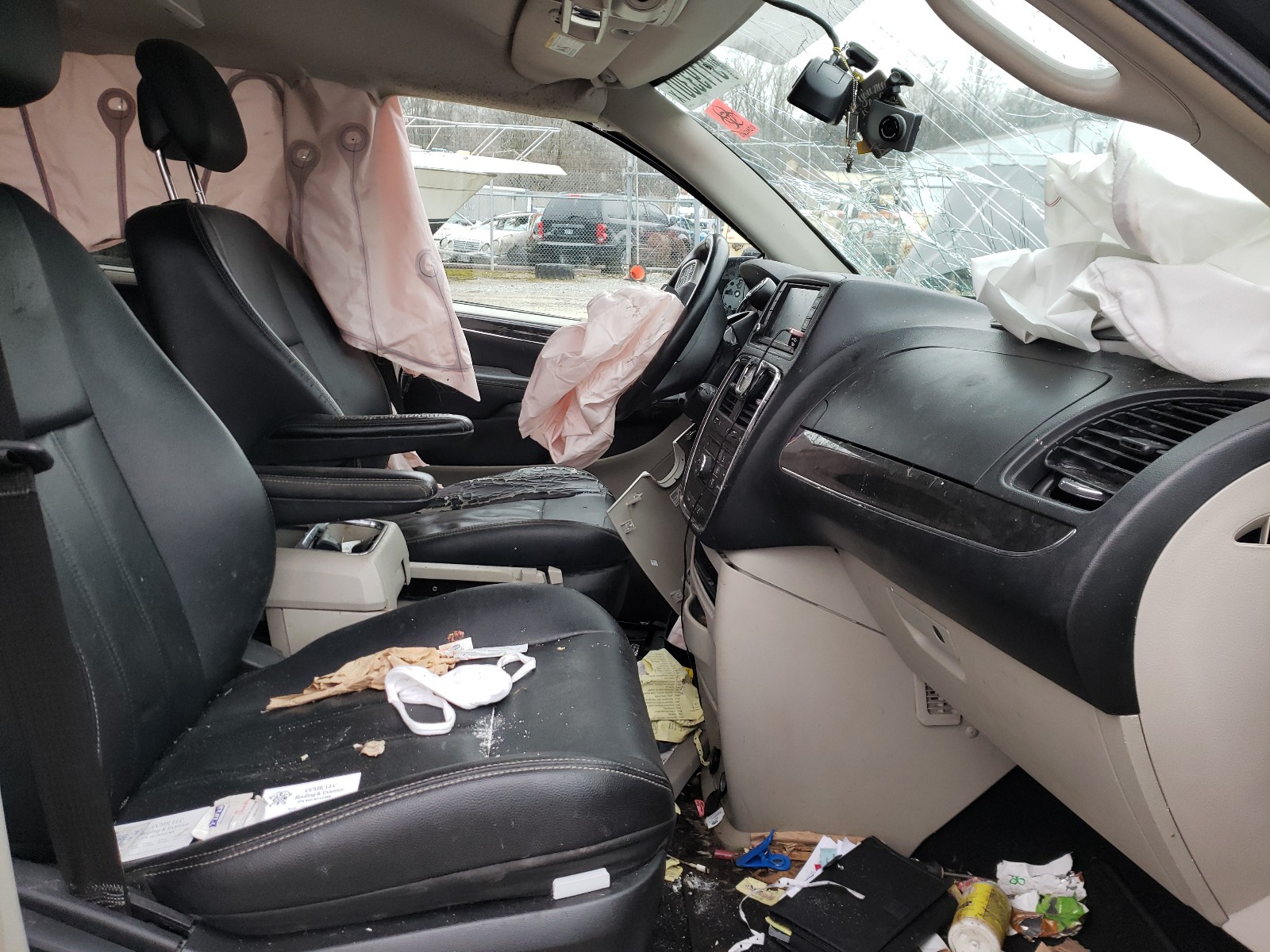 Photo 5 from auction – 2014 CHRYSLER TOWN & COU with VIN 2C4RC1BG2ER377716