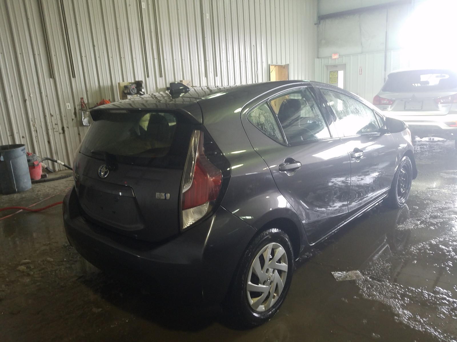 Photo 4 from auction – 2015 TOYOTA PRIUS C with VIN JTDKDTB38F1092922