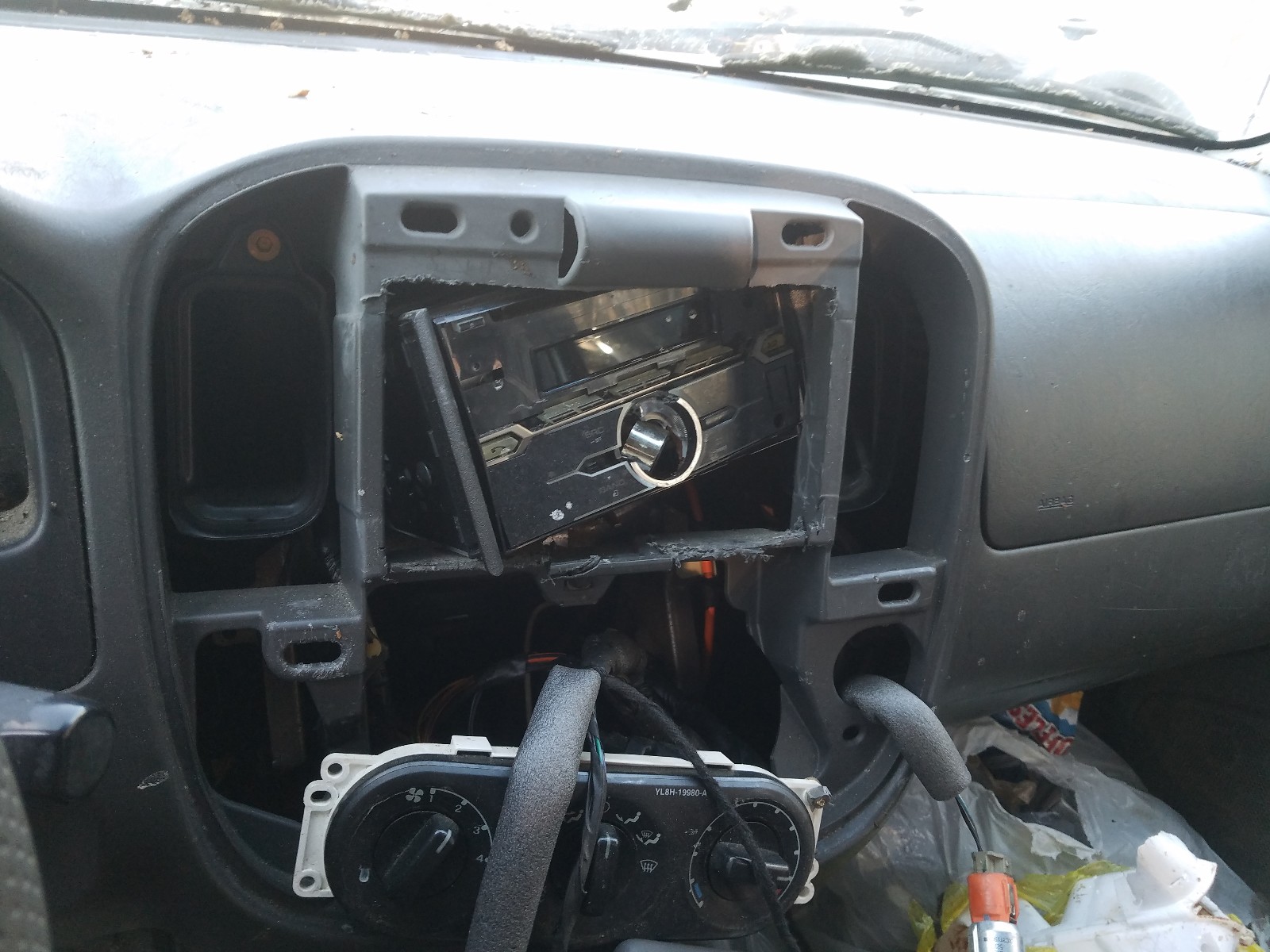 Photo 9 from auction – 2006 FORD ESCAPE XLT with VIN 1FMYU93136KA71525