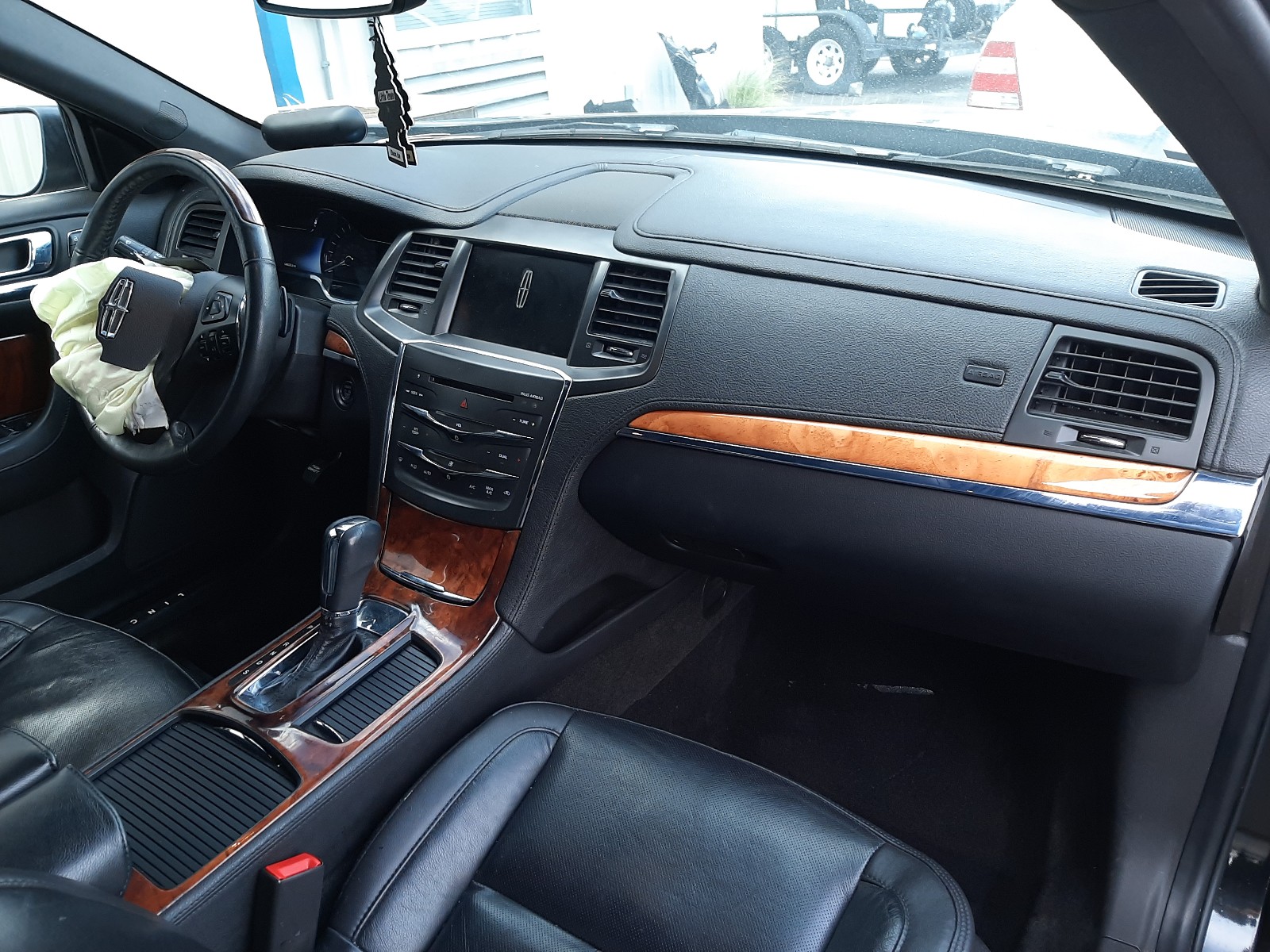 Photo 9 from auction – 2014 LINCOLN MKS with VIN 1LNHL9DKXEG608158