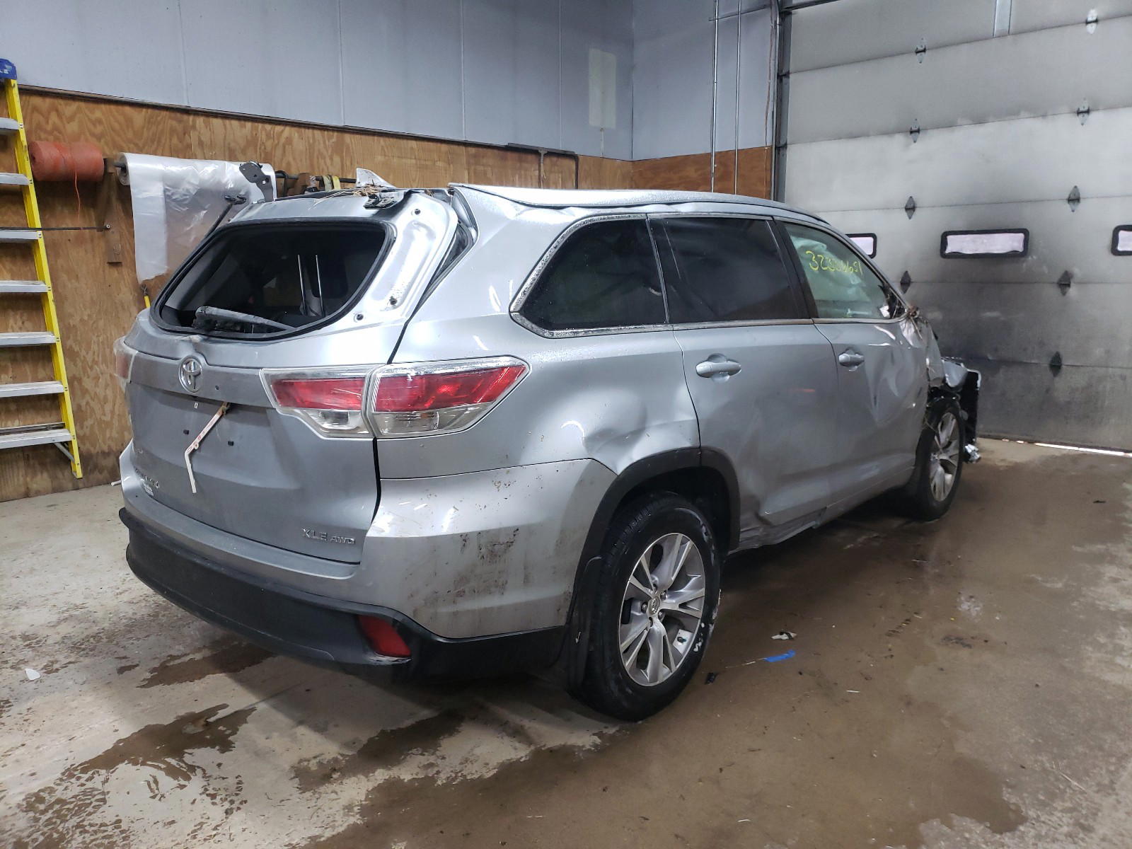Photo 4 from auction – 2015 TOYOTA HIGHLANDER with VIN 5TDJKRFH6FS084217