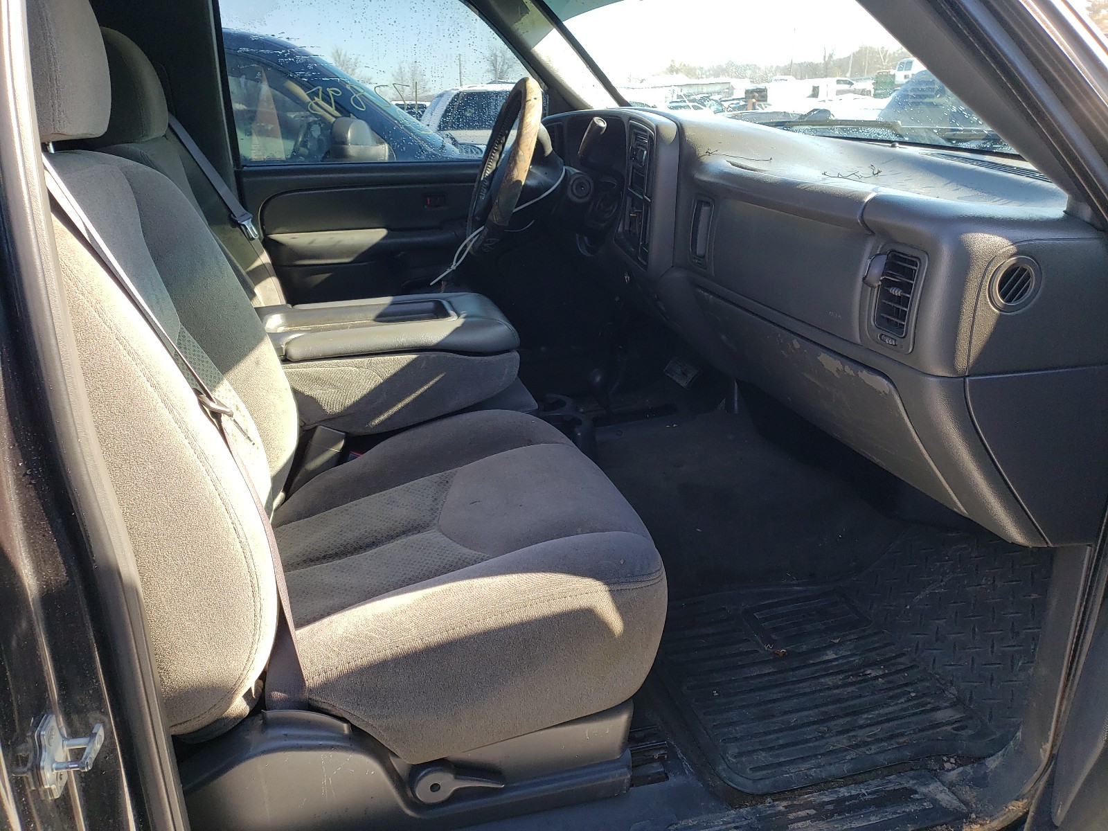 Photo 5 from auction – 2005 CHEVROLET SILVERADO with VIN 1GCEK14T05Z332405