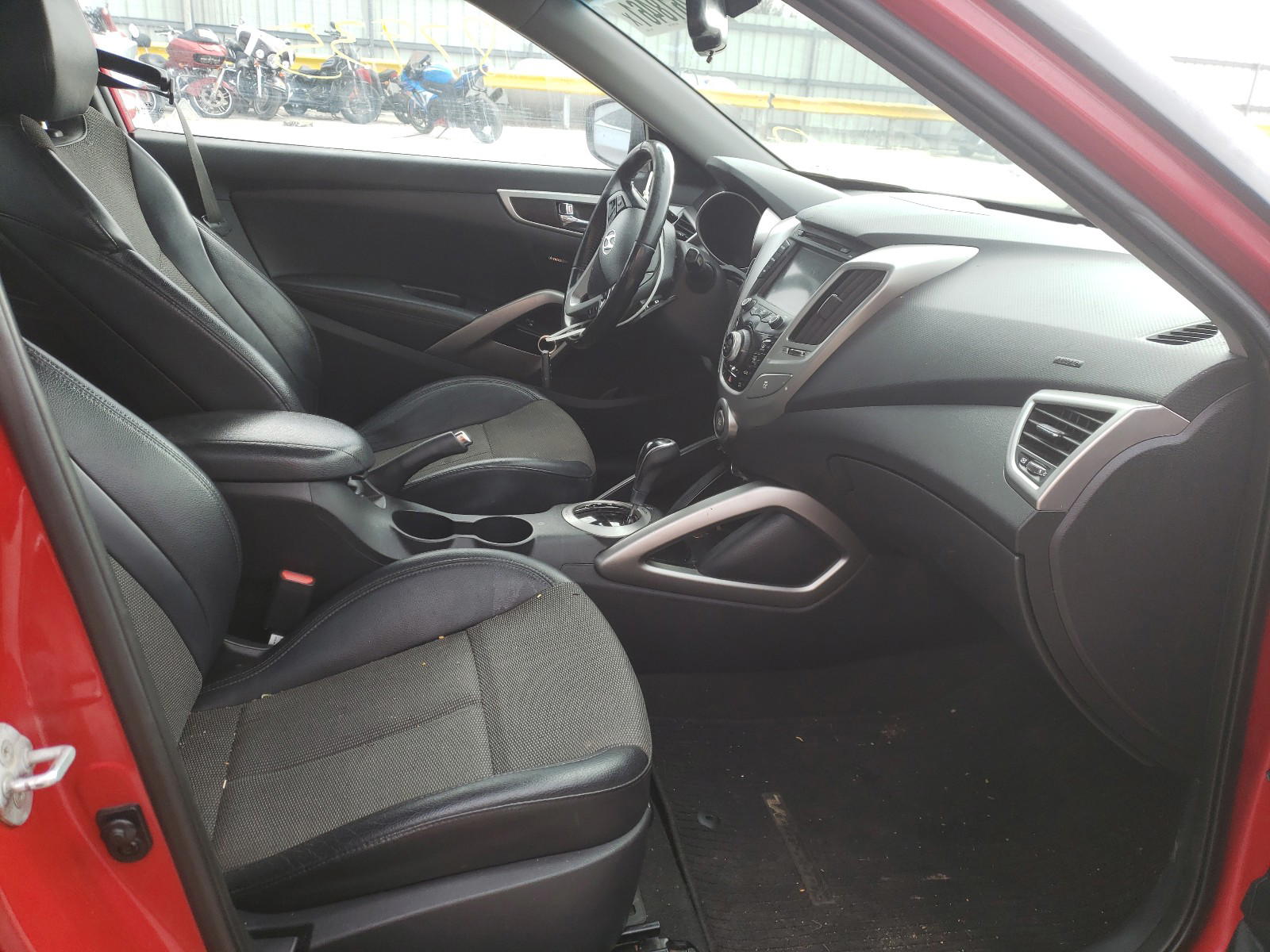 Photo 5 from auction – 2013 HYUNDAI VELOSTER with VIN KMHTC6AD7DU162467