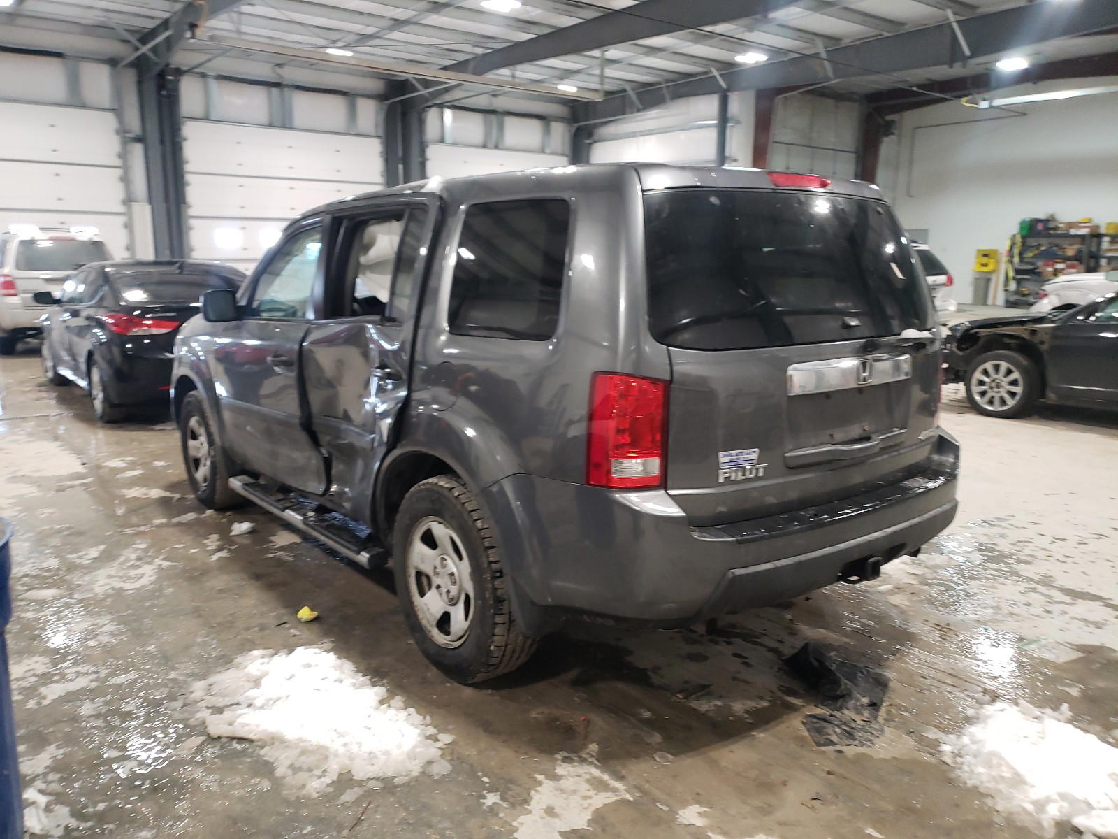 Photo 3 from auction – 2011 HONDA PILOT LX with VIN 5FNYF4H29BB055369