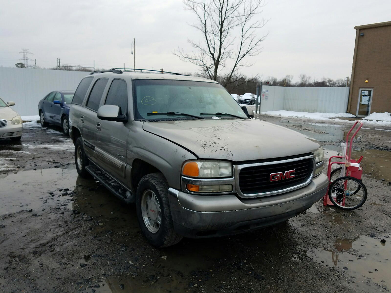 GMC YUKON 2001 with VIN 1GKEK13V21J213853 - Photo from auction