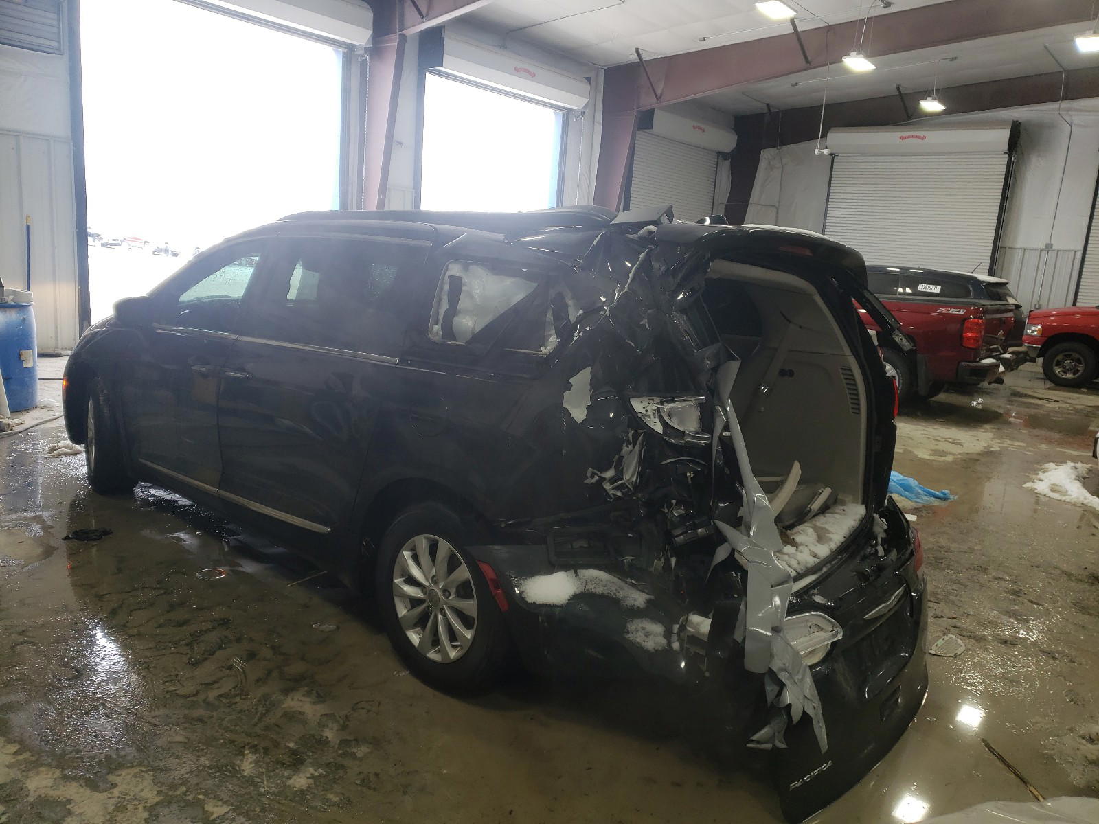 Photo 3 from auction – 2017 CHRYSLER PACIFICA T with VIN 2C4RC1BG4HR613870
