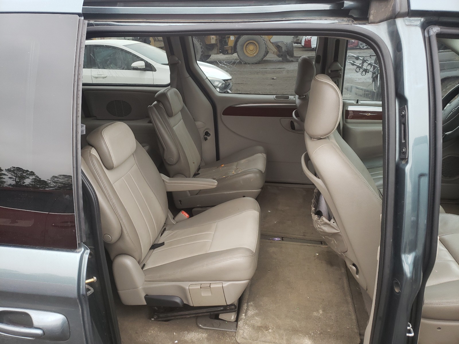 Photo 6 from auction – 2007 CHRYSLER TOWN & COU with VIN 2A4GP54L37R230931