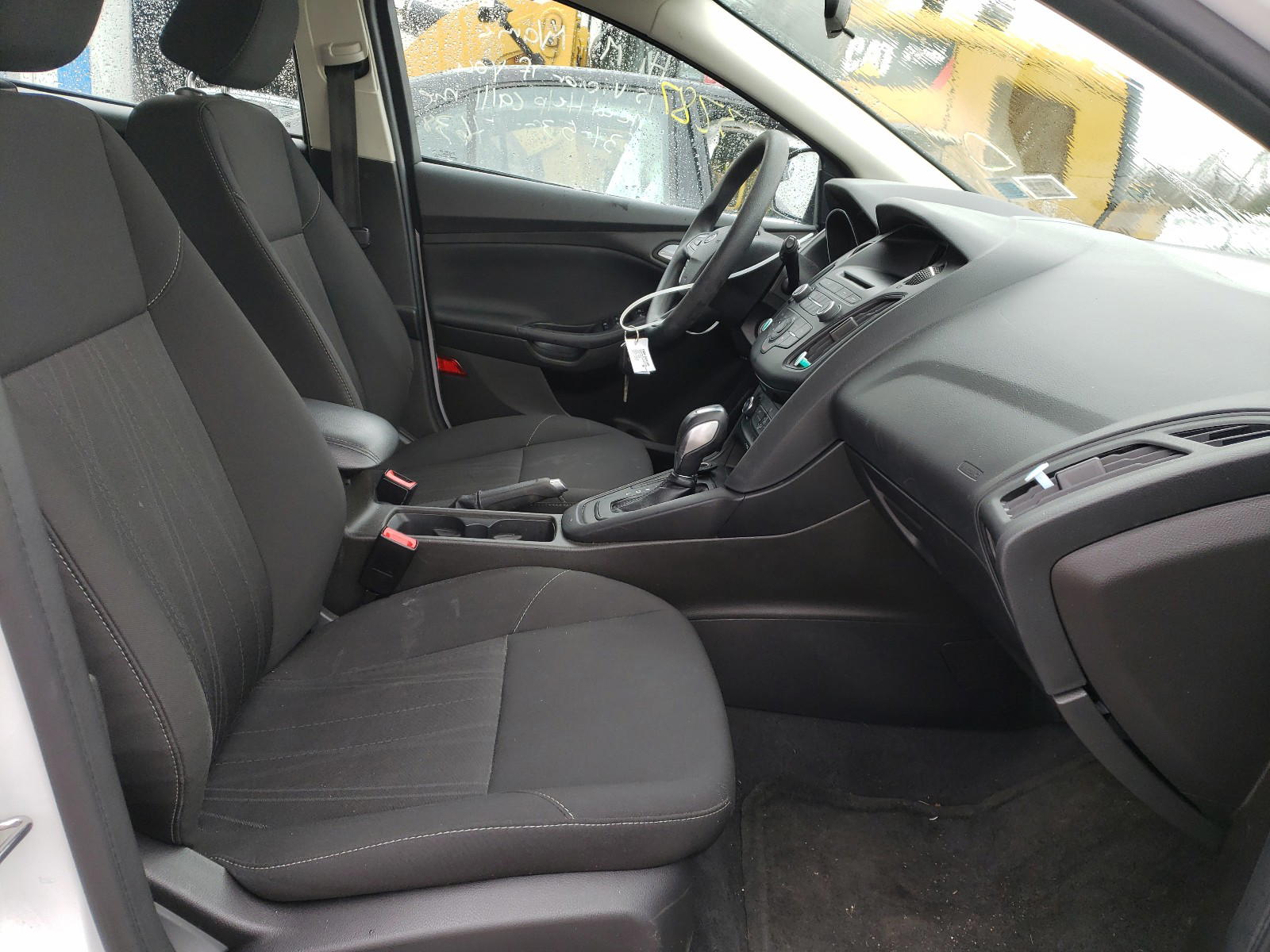 Photo 5 from auction – 2016 FORD FOCUS SE with VIN 1FADP3K25GL300399