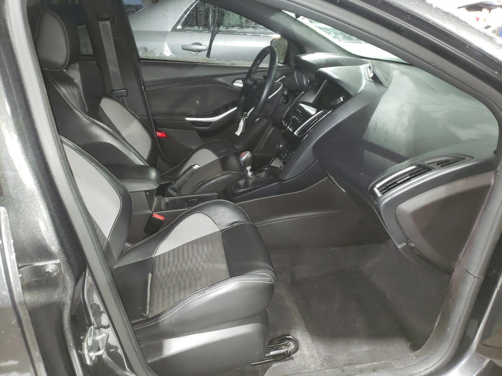 Photo 5 from auction – 2017 FORD FOCUS ST with VIN 1FADP3L99HL257070