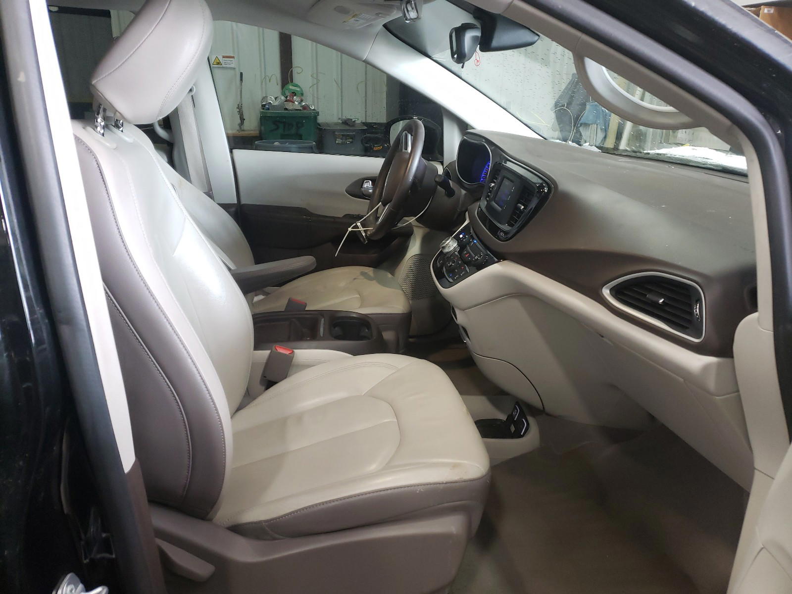 Photo 5 from auction – 2017 CHRYSLER PACIFICA T with VIN 2C4RC1BG4HR613870