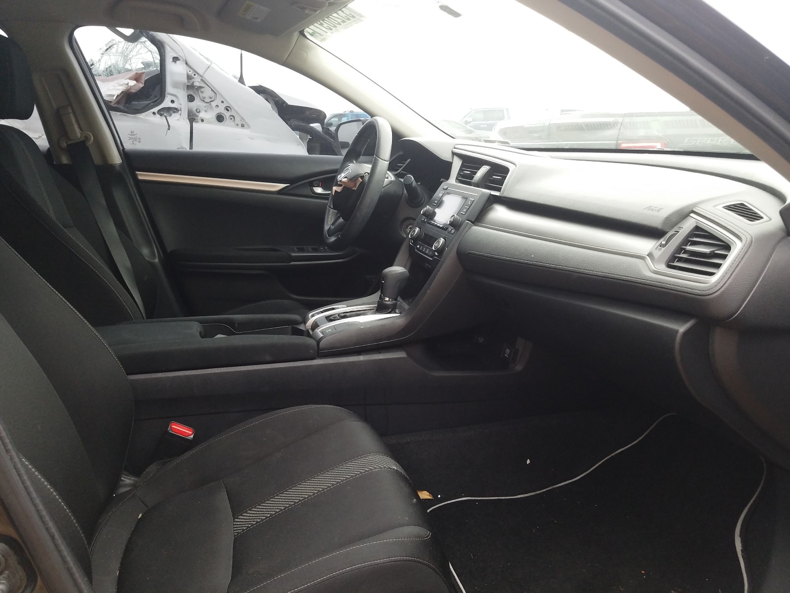 Photo 5 from auction – 2018 HONDA CIVIC LX with VIN 19XFC2F56JE030970